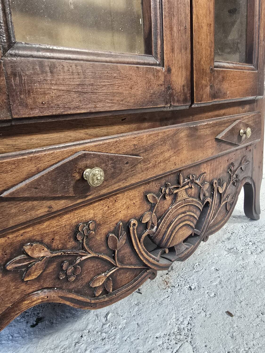 Glass-fronted walnut cabinet – 18th century – Verriau