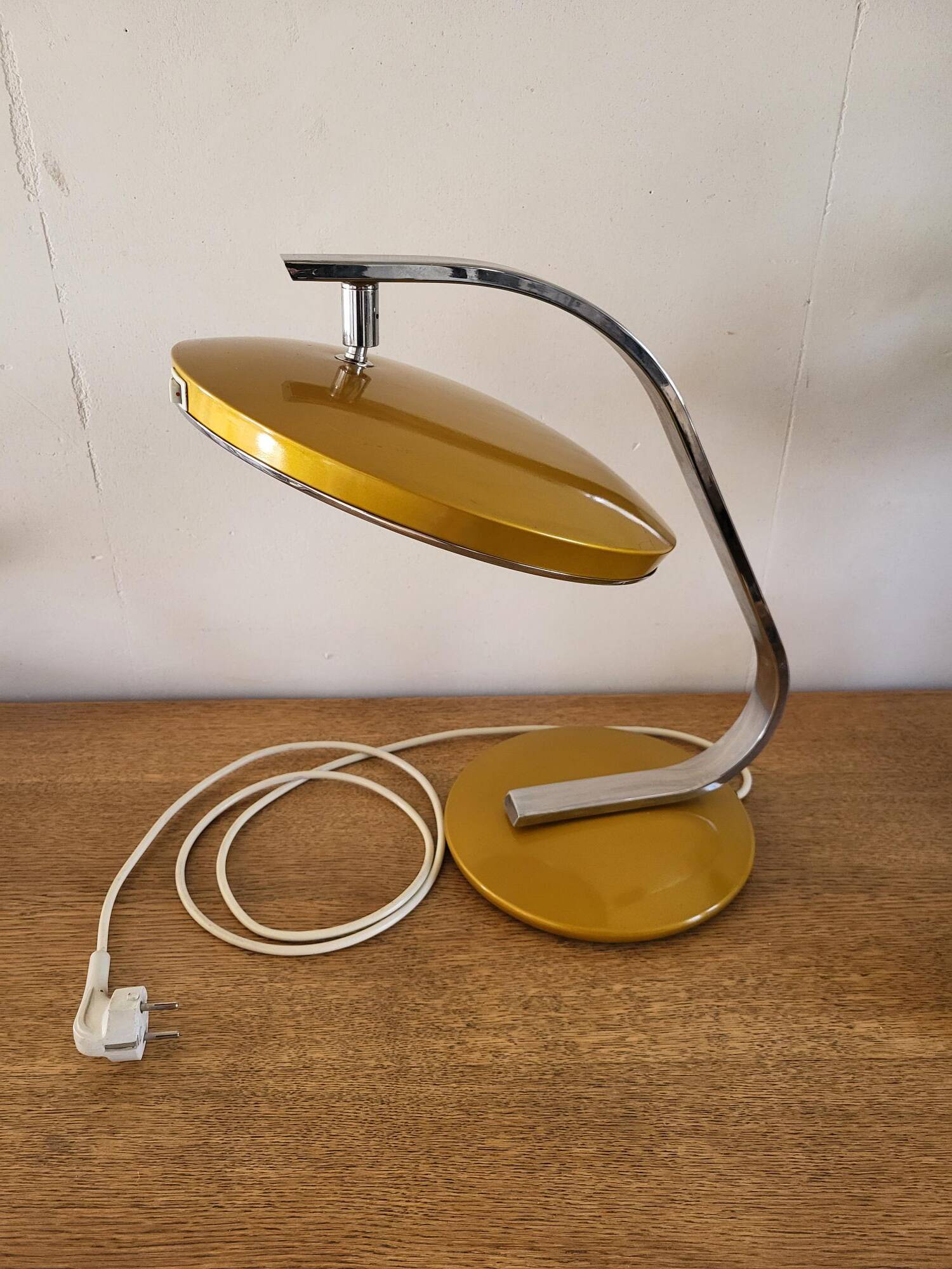 FASE Boomerang desk lamp