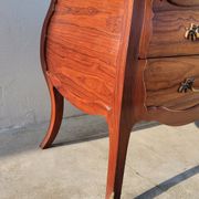 Commode galbée de style Louis xv en acajou