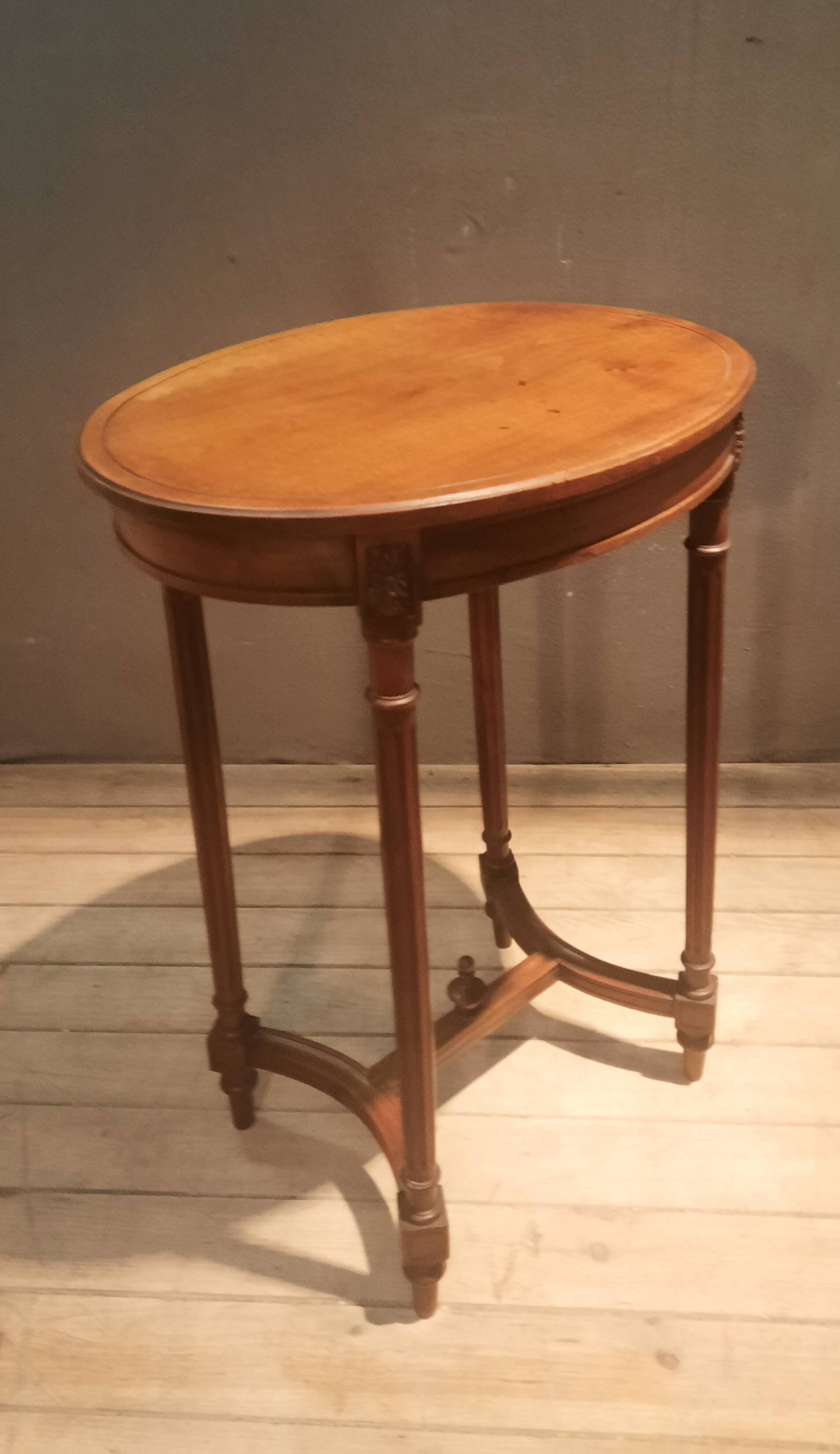 Gueridon oval  style Louis XVI