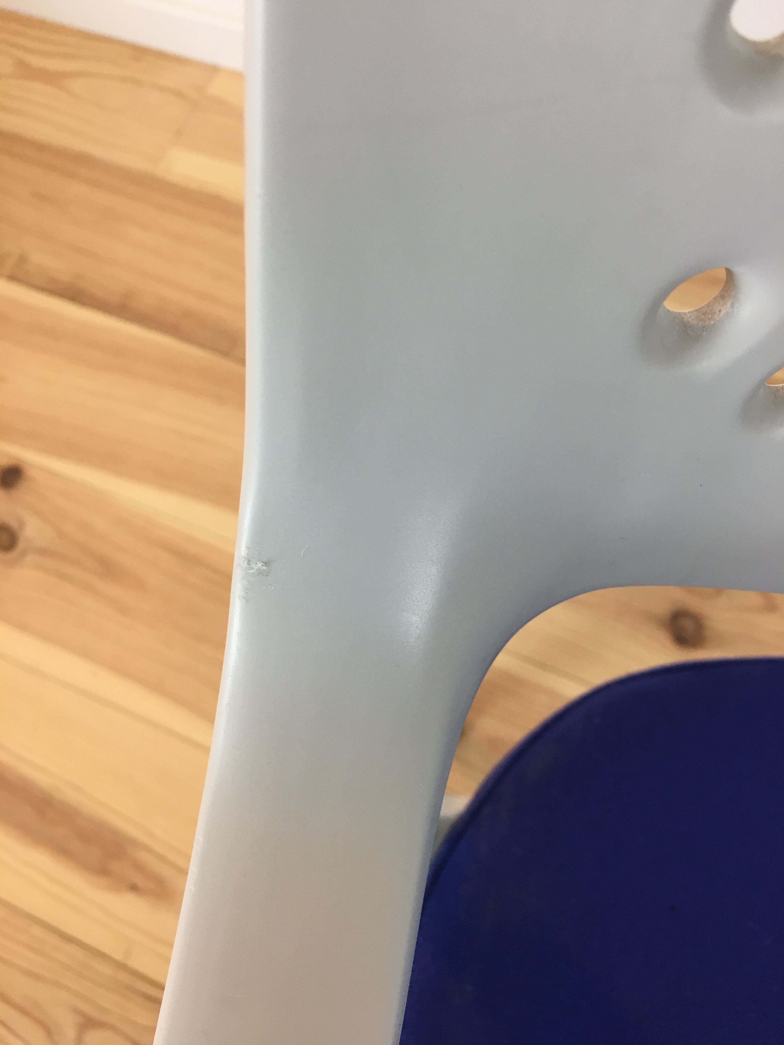 Chaise Vitra blanche et bleue