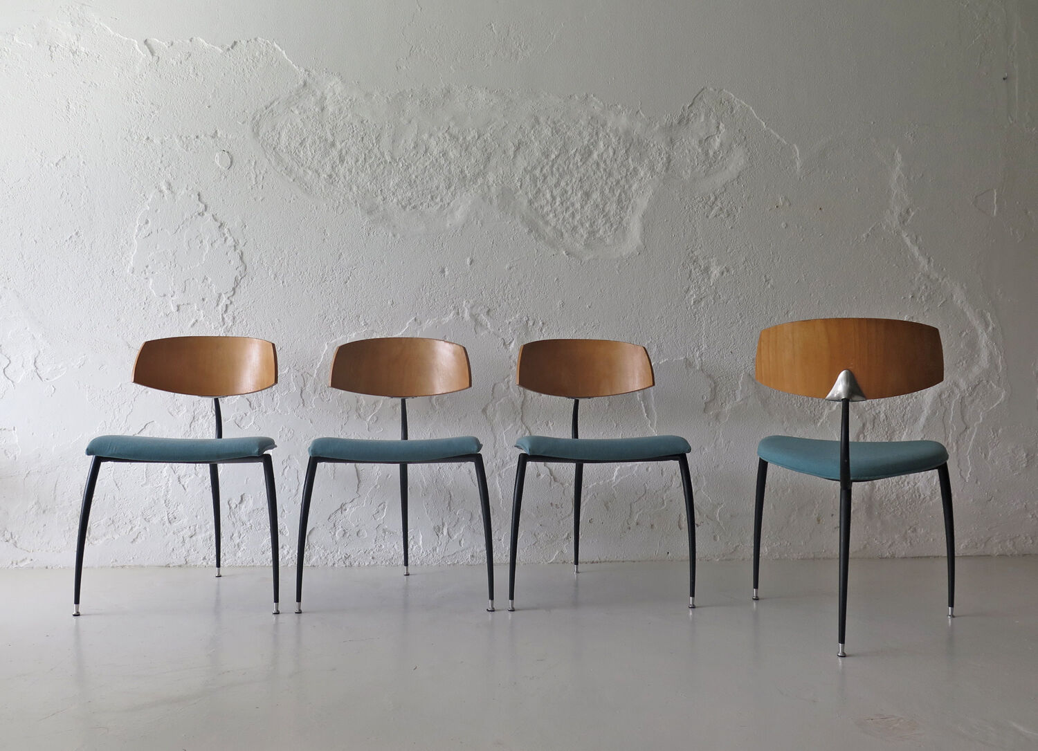 Ensemble de 4 chaises post-modernistes