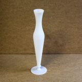 Vase soliflore blanc en opaline.