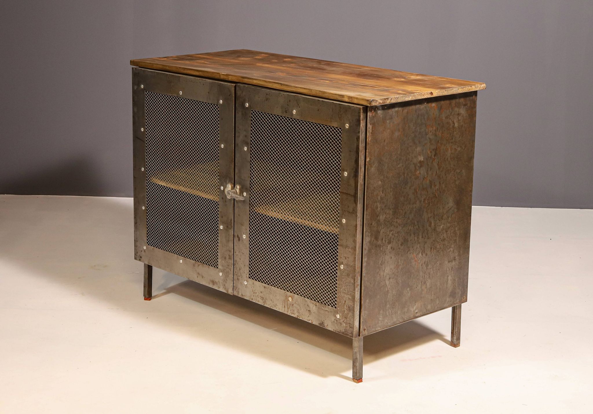 Armoire en fer industriel des années 1950, Tchécoslovaquie