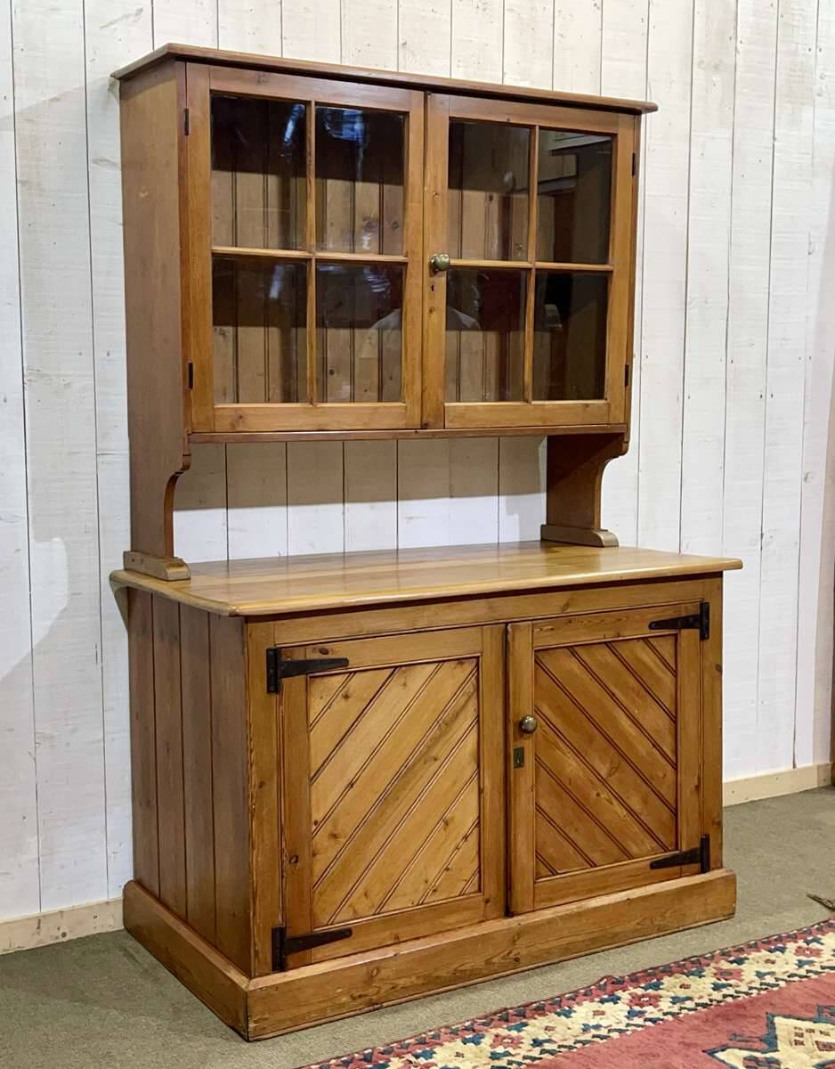 Buffet 2 corps anglais en sapin et noyer des années 1930