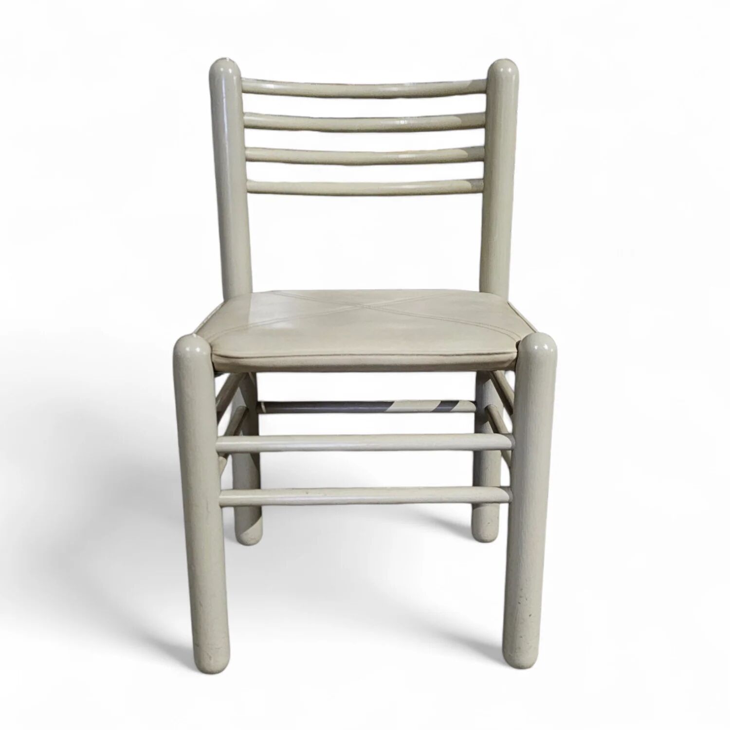 5 chaises de salle à manger / cadre en bois gris clair / siège en cuir / Allemagne années 1970 / étiqueté "ideen für kuchen - innenarchitektur"