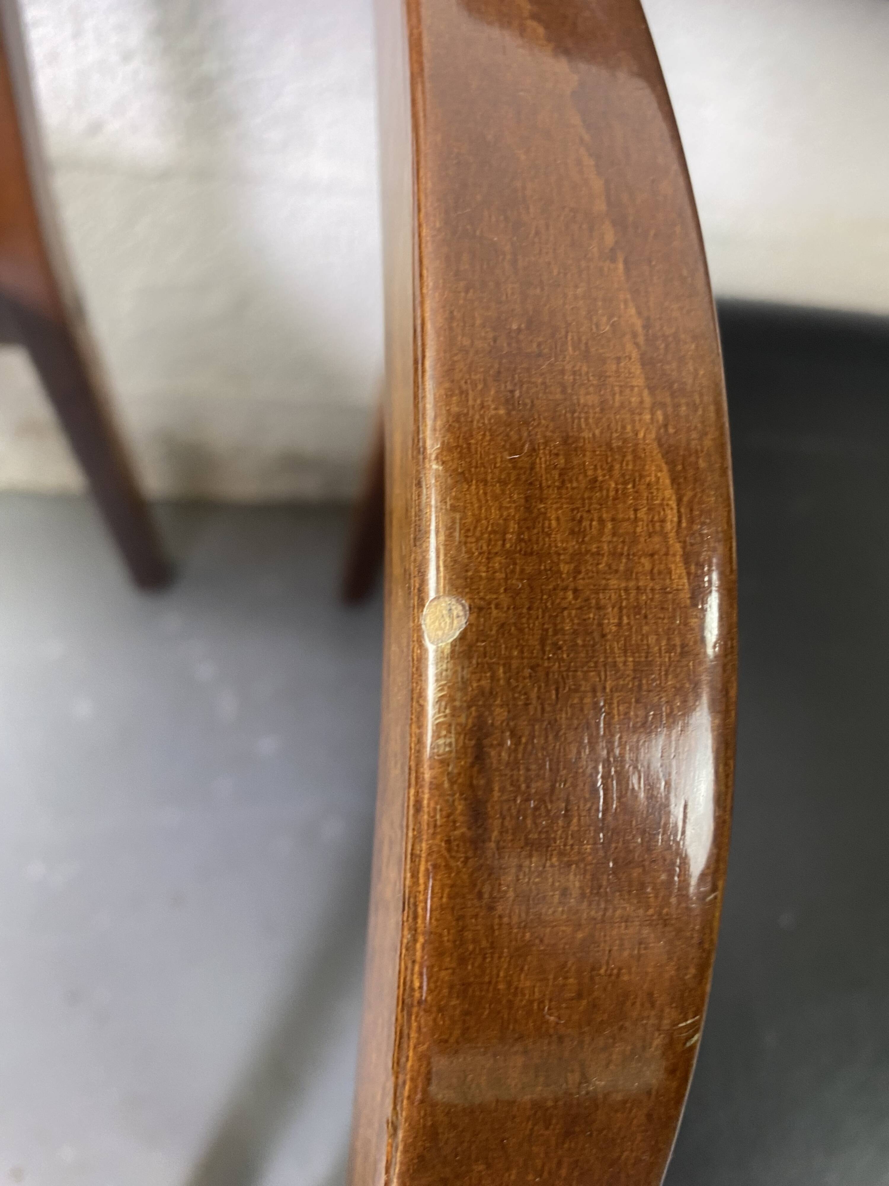 Paire de fauteuils en cuir et bois