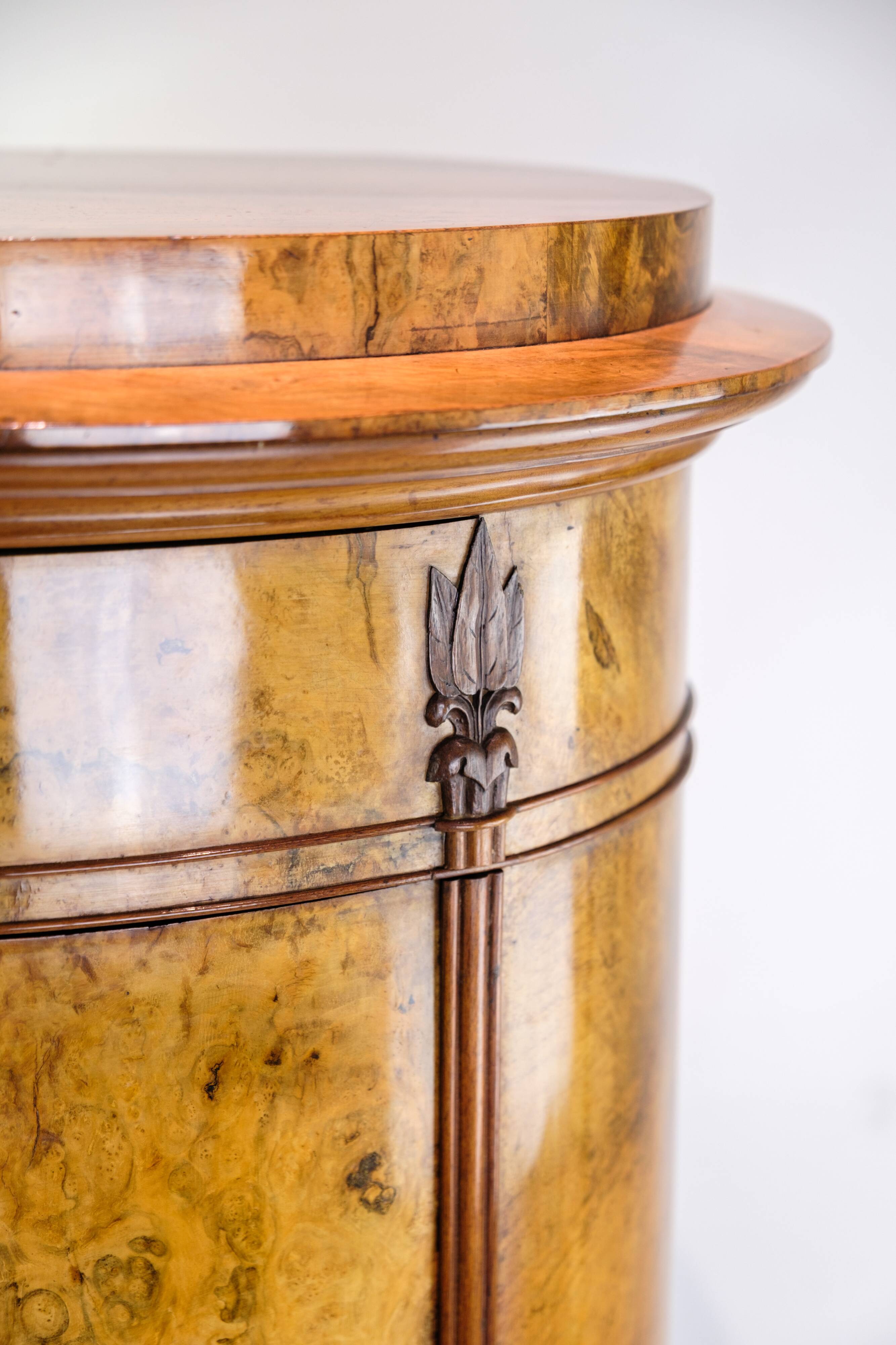Oval pedestal cabinet - Walnut - Hand polished - Year 1840s