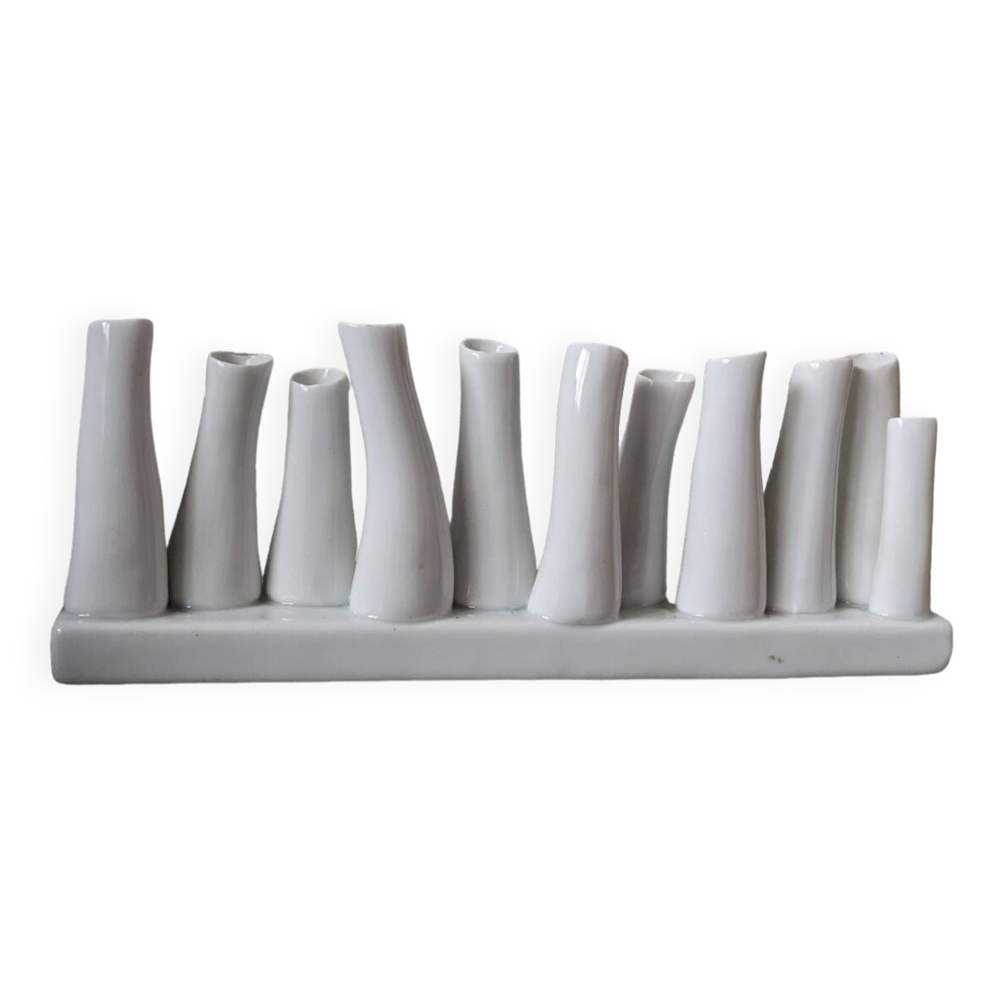 set of decorative vases composed of 11 white ceramic soliflores, evoking the delicate appearance of coral. In good general condition, despite some chips. Dimensions: 29.5 * 5.2 * 11.5 cm.