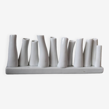 ensemble de vases décoratif composé de 11 soliflores en céramique blanche, évoquant l'aspect délicat du corail. En bon état général, malgré quelques ébréchures. Dimensions : 29.5 * 5.2 * 11.5 cm.
