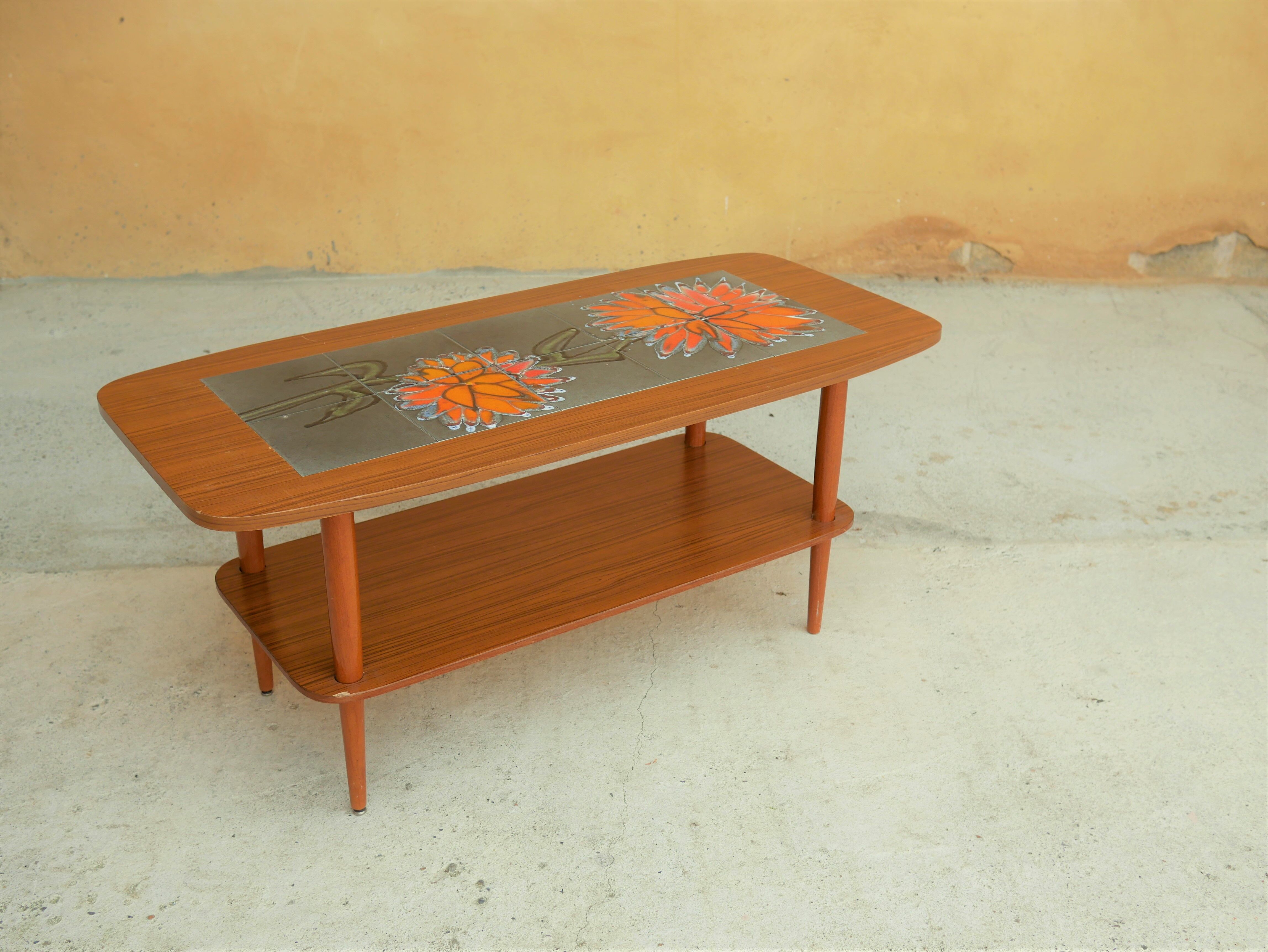 Coffee table in teak and ceramics