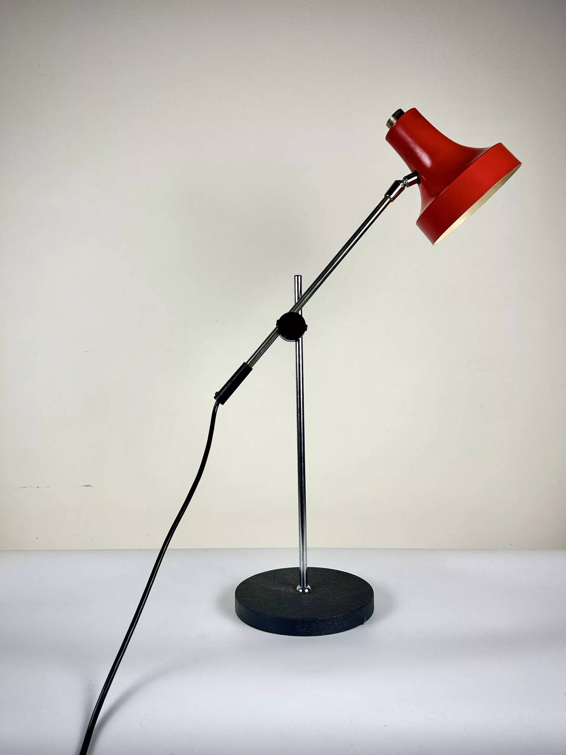 Lampe articulée vintage rouge et chrome – esprit industriel