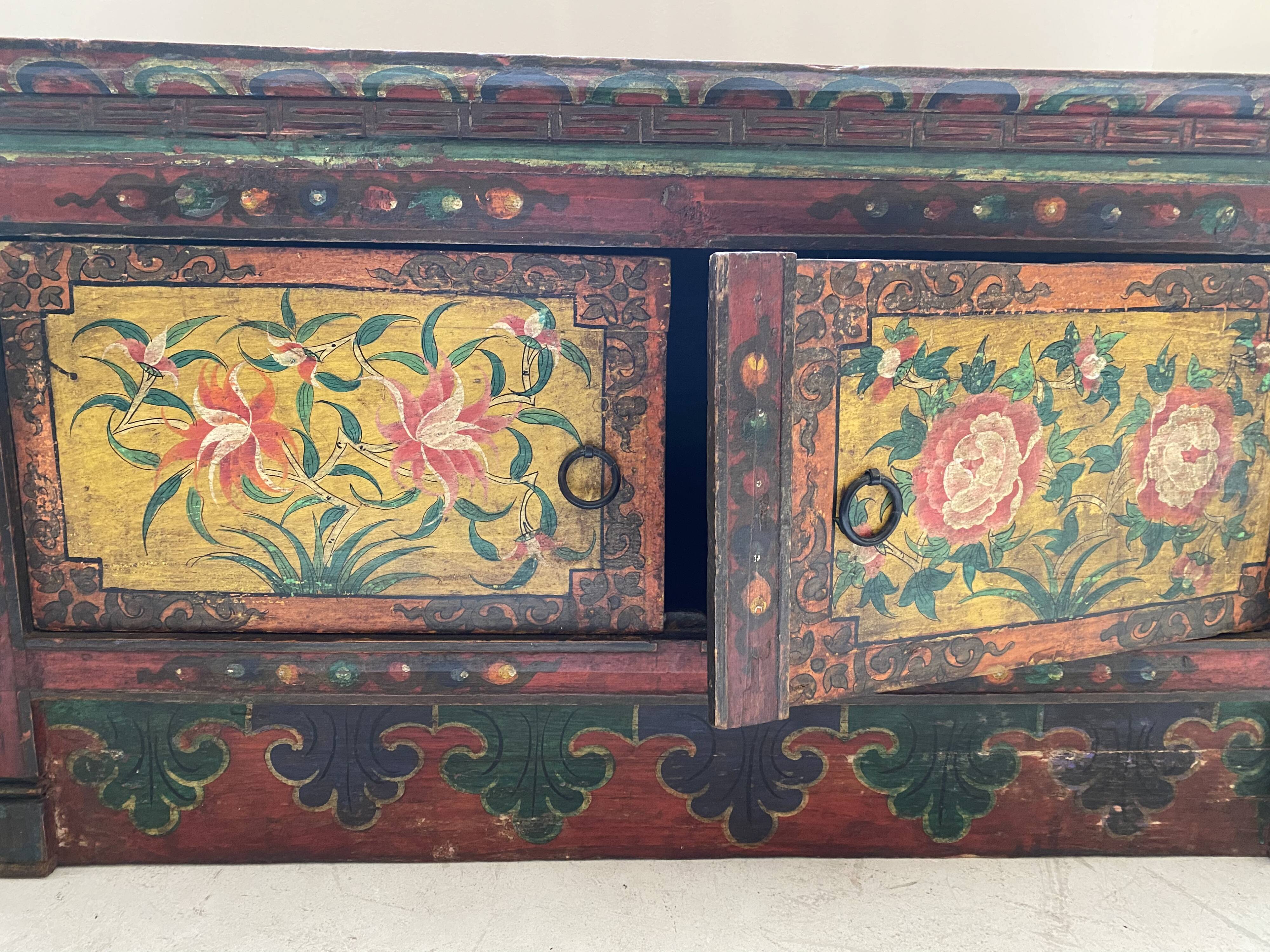 Tibetan wooden chest with polychrome decoration XIXEme