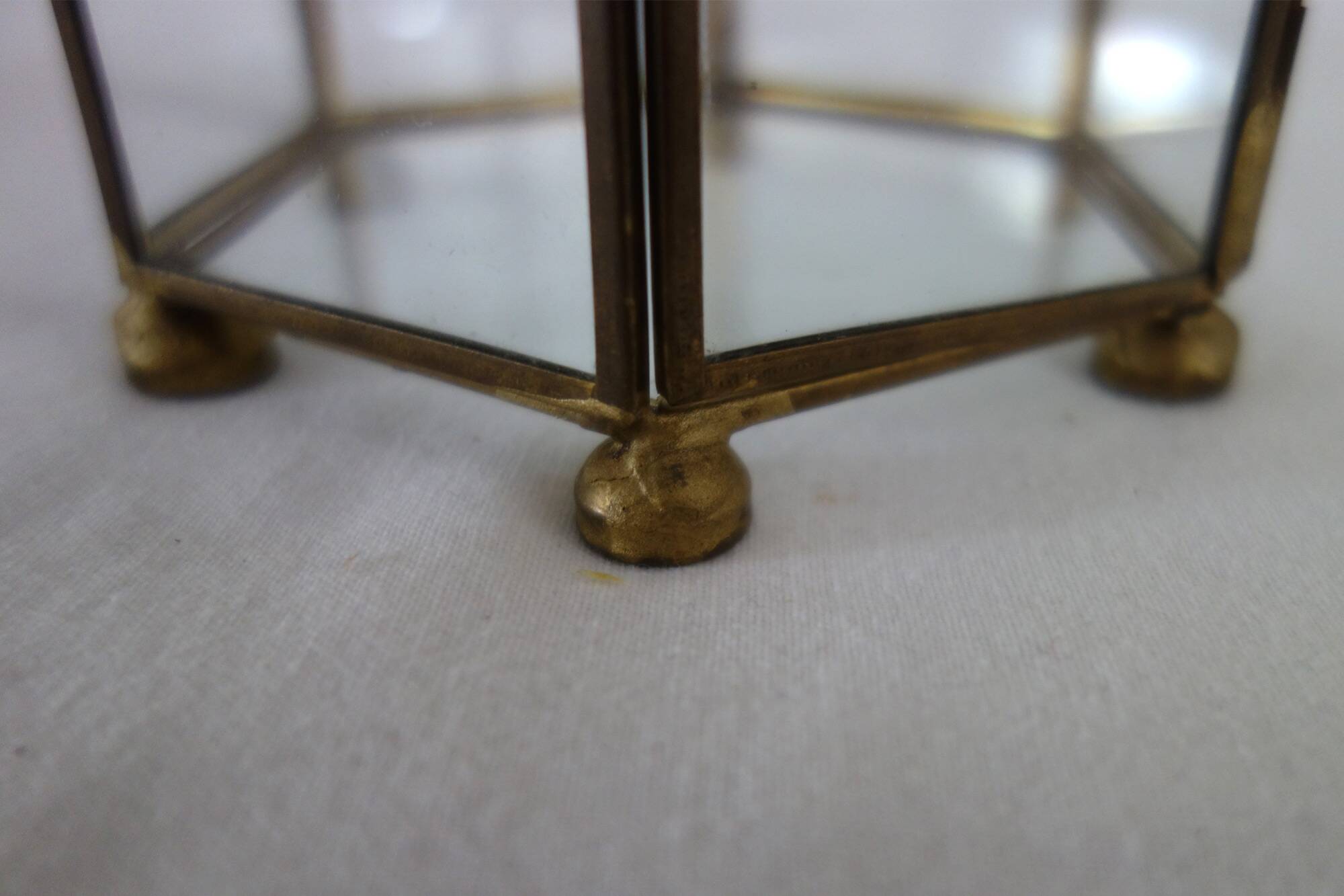 Ancienne petite vitrine hexagonale pour miniatures ou bijoux