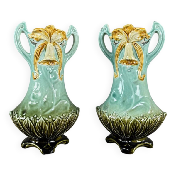 Paire de vases Art Nouveau en céramique émaillée à décor floral, XXe Siècle