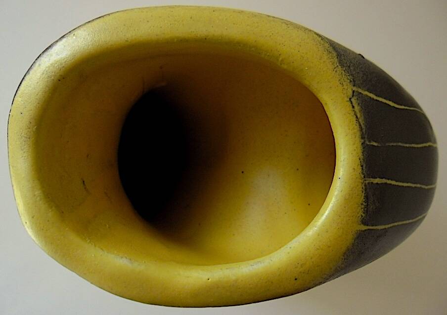 Earthenware vase decorated with yellow lines on a black and yellow background