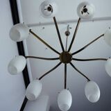 Rare lustre Arredoluce Monza à 9 lumières en laiton et verre opalin, Italie, 19