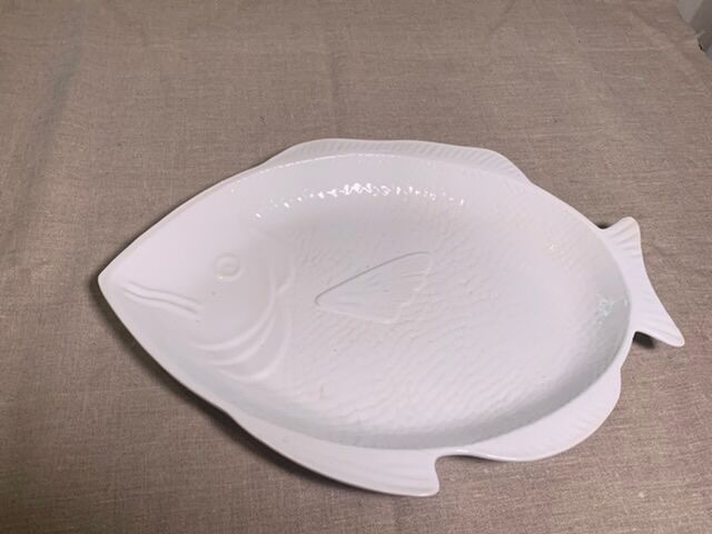 Serving dish in the shape of a white glazed ceramic fish