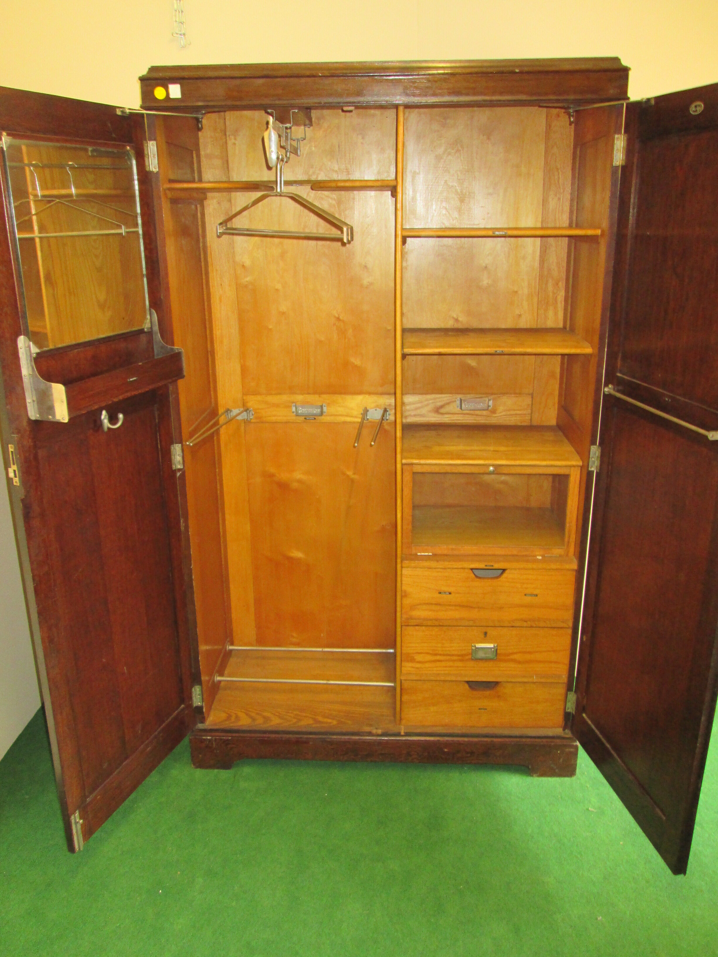 Armoire anglaise " compactum" en chene