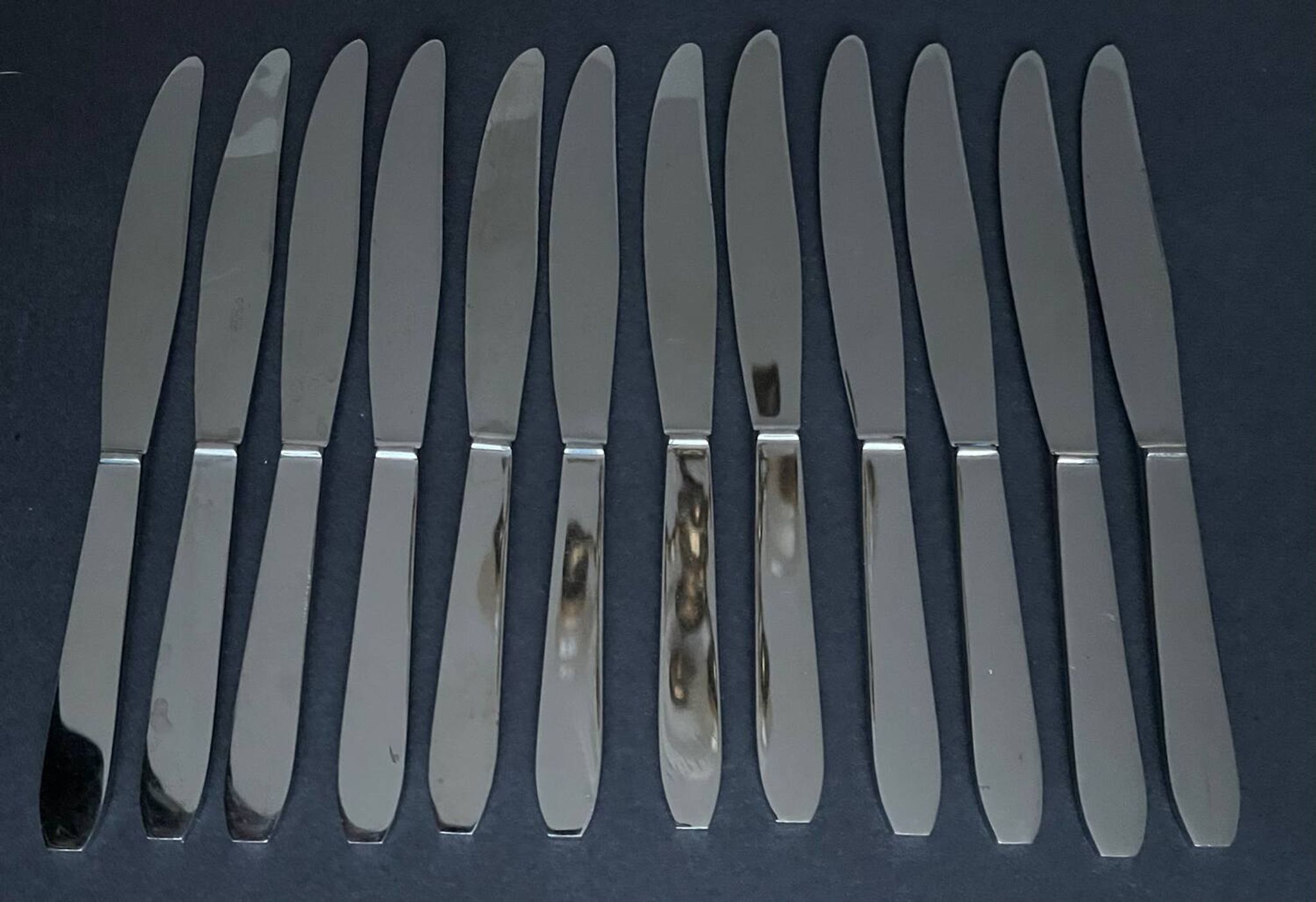 12 couteaux en métal inoxydable
