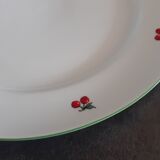 2 assiettes aux motifs de cerises