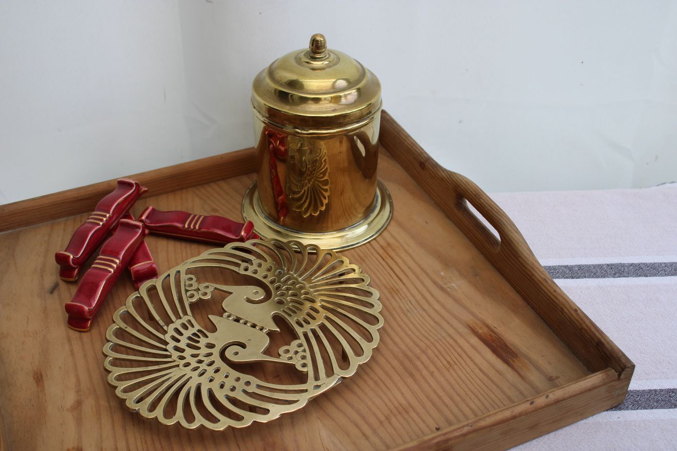 Golden table mat