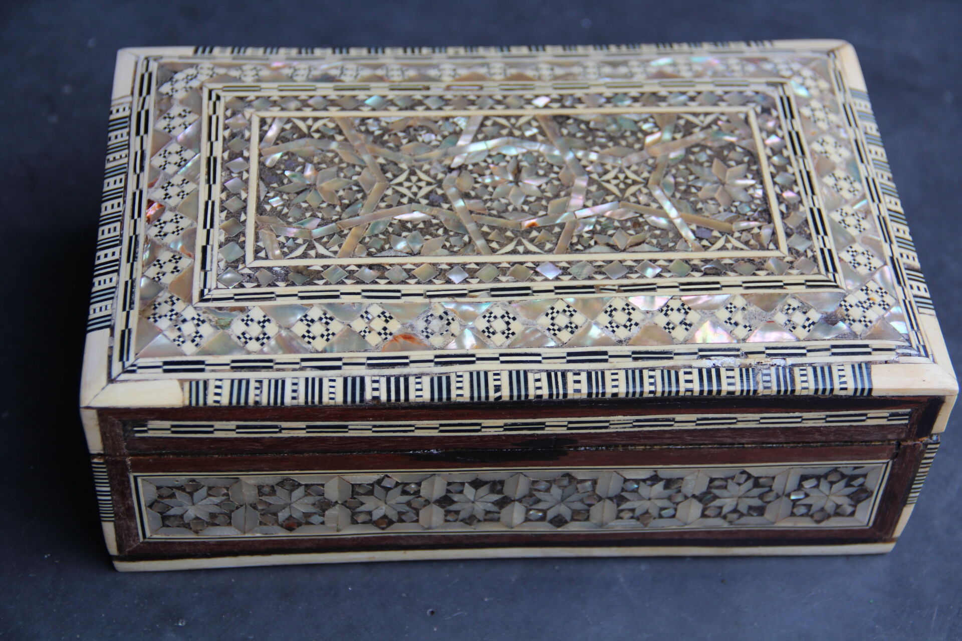 Nice little old mother-of-pearl box, ivory, horn