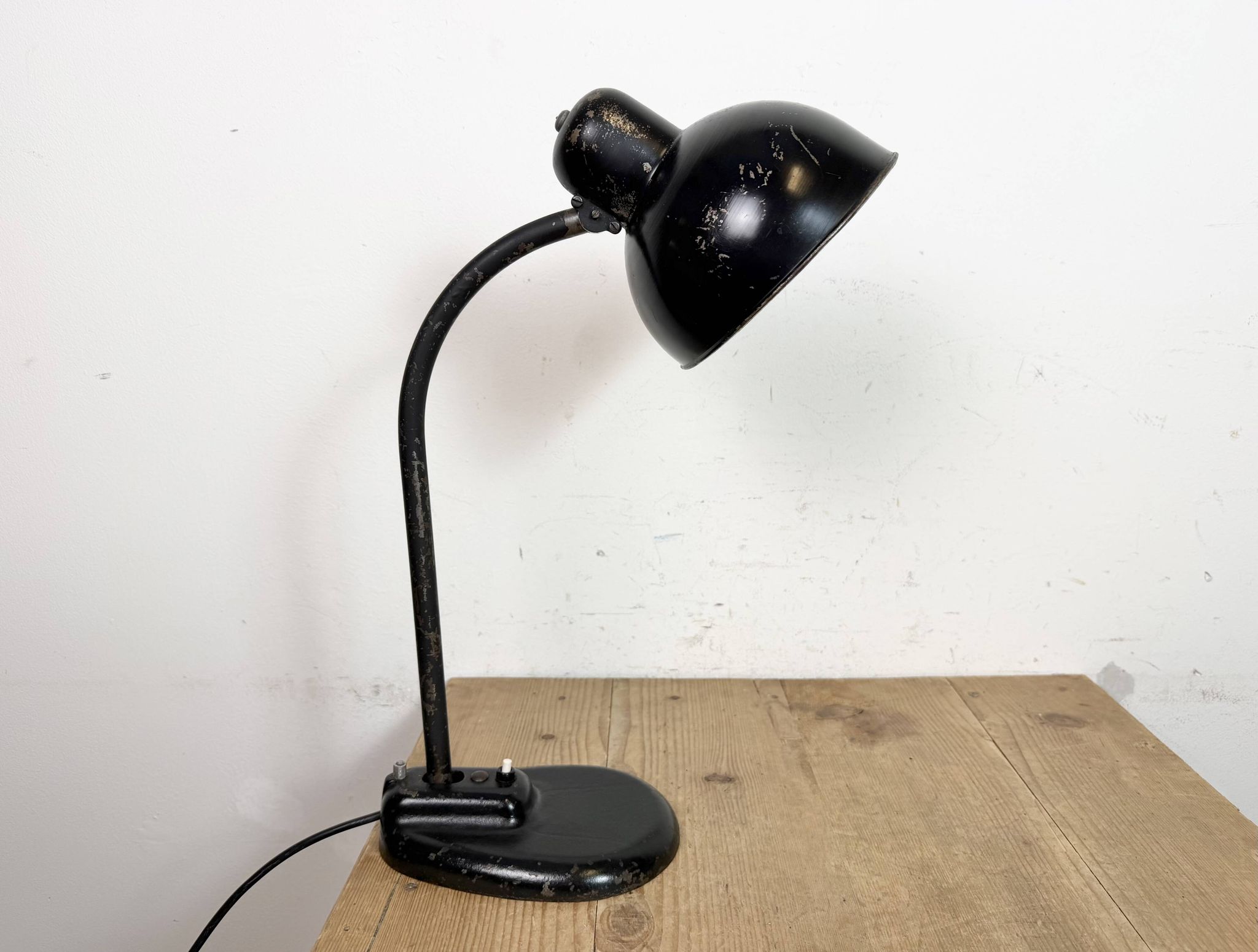 Lampe de table industrielle Bauhaus noire, années 1930
