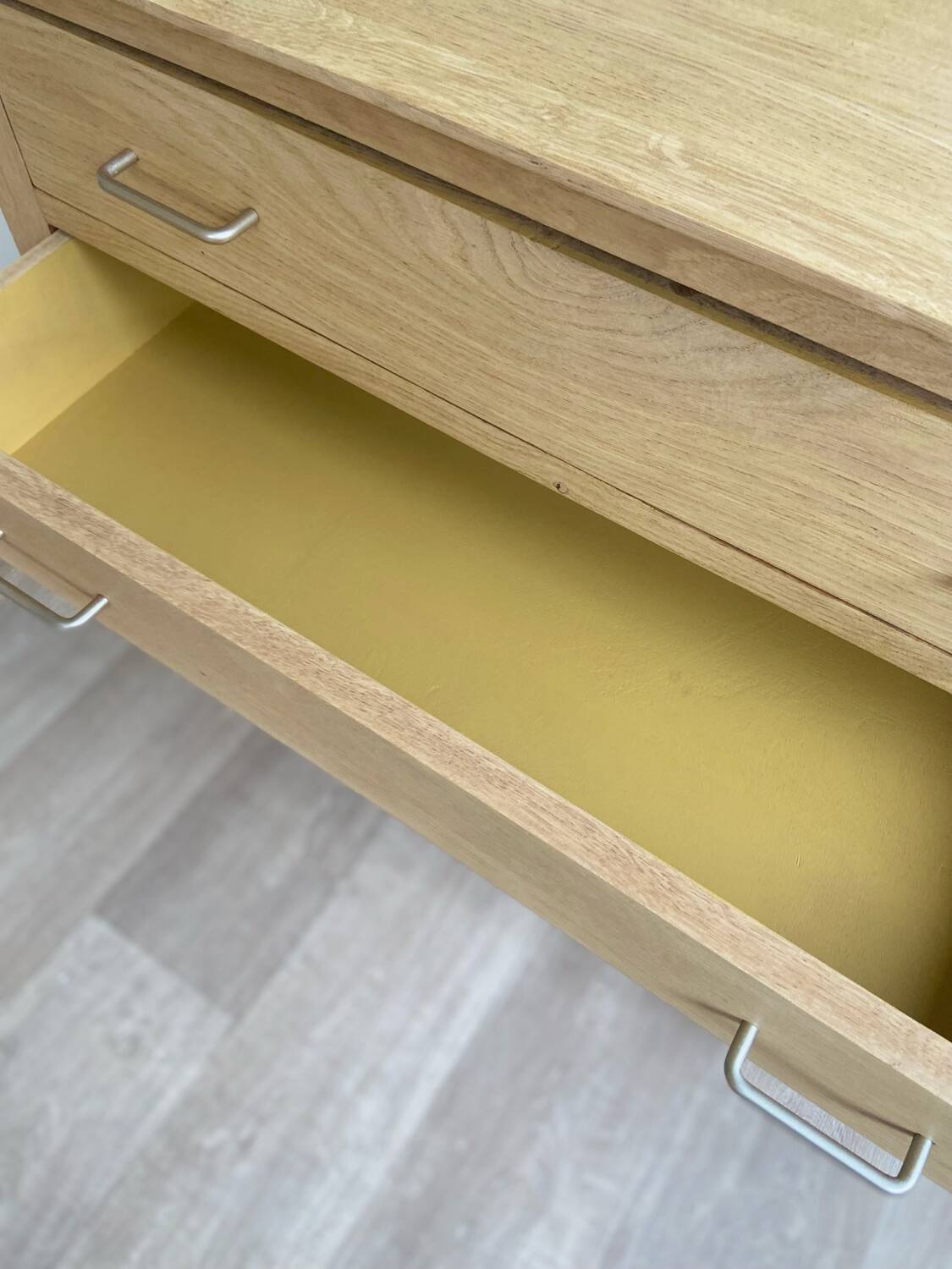 Commode pieds compas