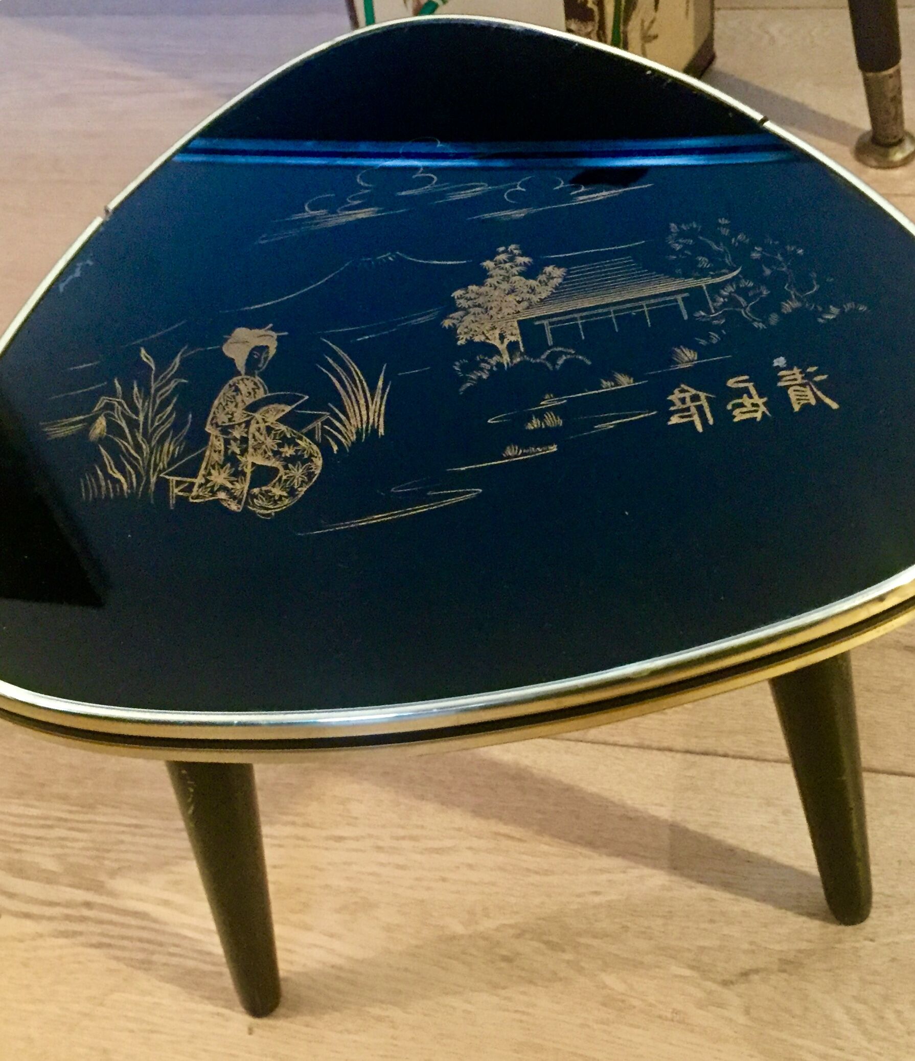 Table basse tripode pieds compas