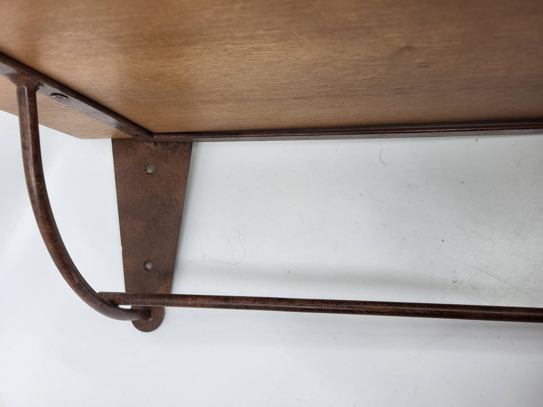Wall shelf in wood and metal with a decoration of ice skaters.