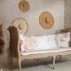 Lit banquette en bois sculpté et cannage