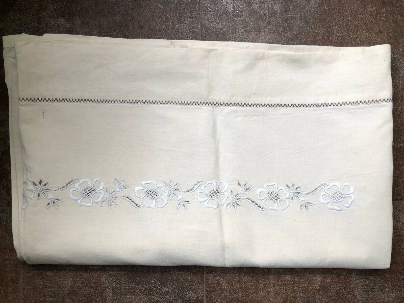 drap ancien brodé motif fleurs