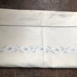 drap ancien brodé motif fleurs