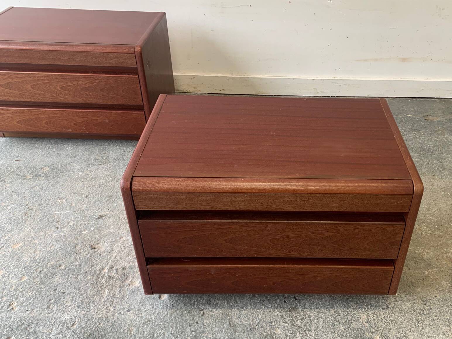 Paire de tables de chevet modernes du milieu du siècle 1970 par Moser