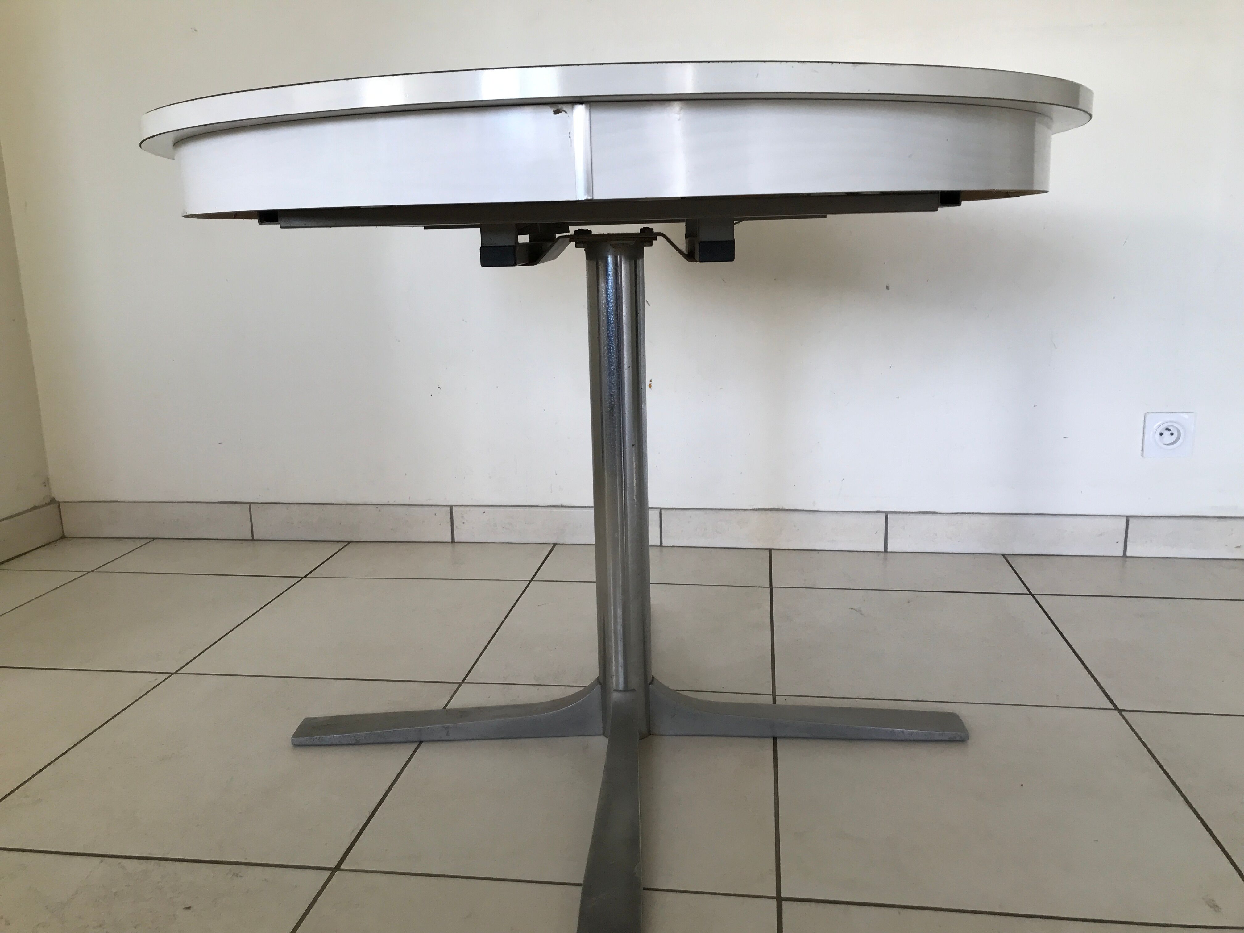 Round table rosewood formica with chairs 70s