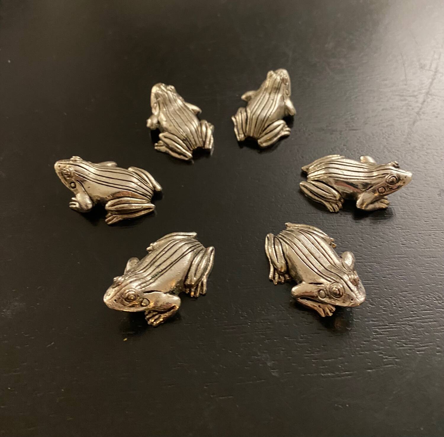 6 metal frog-shaped knife holders