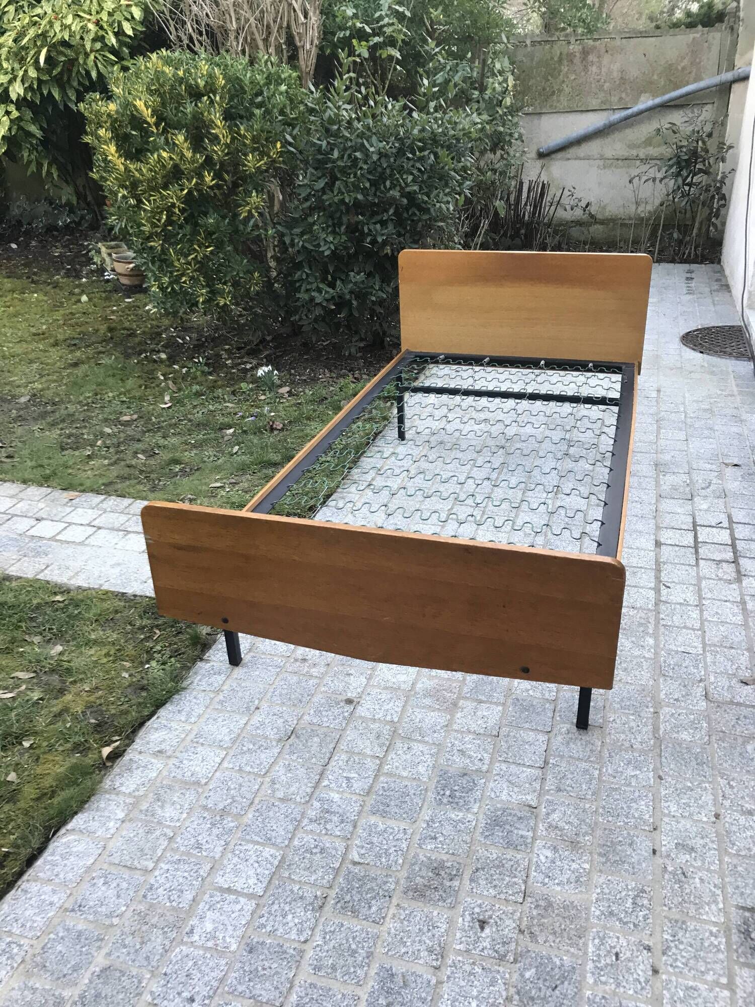 Bed in blond wood and feet 1950 vintage metal - 1 person