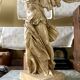 "Victoire de Samothrace", statuette en plâtre beige