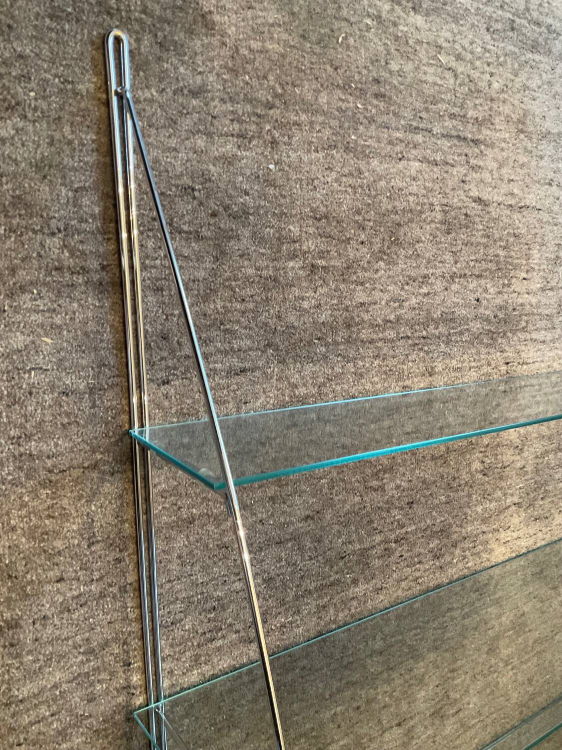 Half-moon design shelf in chromed metal and glass