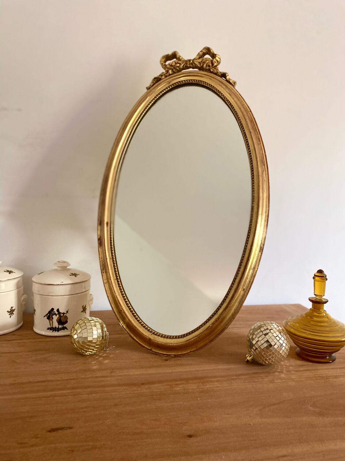 Miroir ovale sur pied du XIXe siècle