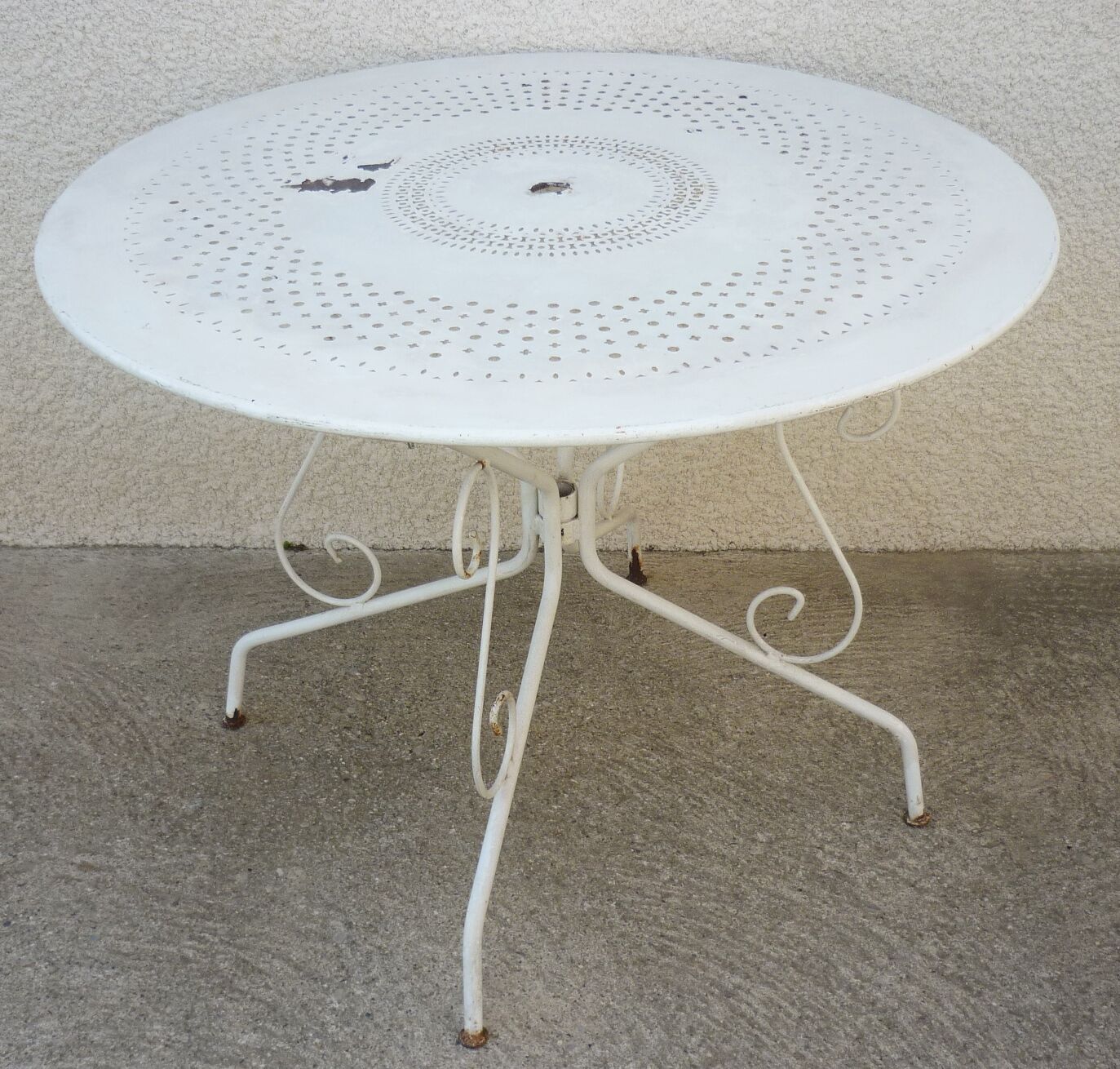 Vintage metal garden table, removable in 3 parts