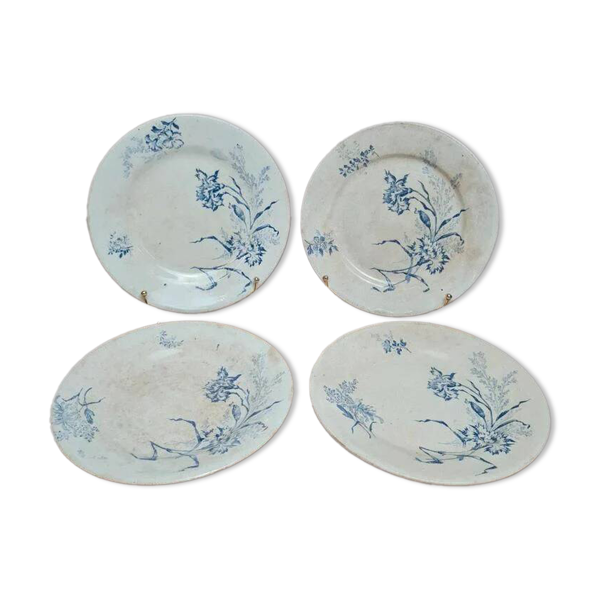 Lot de 4 assiettes à dessert anciennes en terre de fer, décor œillet bleu