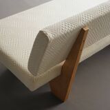 Canapé compact de style néerlandais avec base en bois. Années 1960.