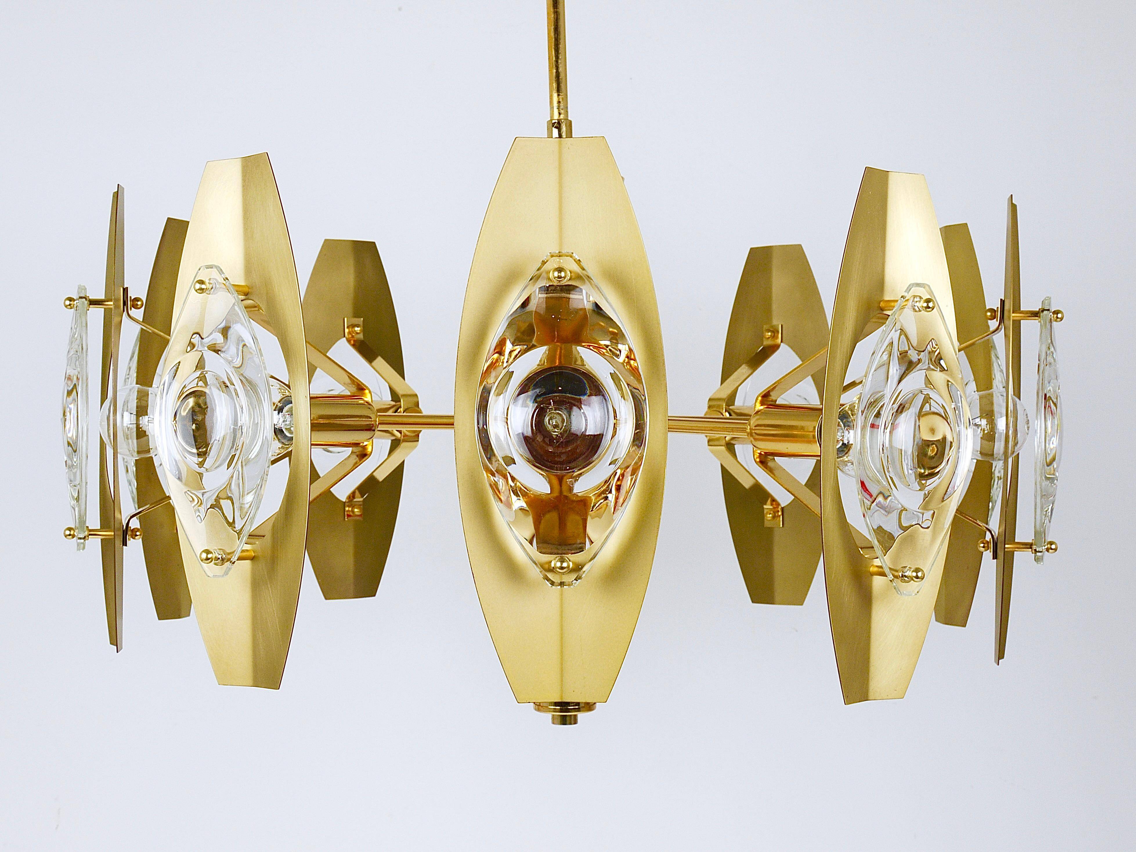 Oscar Torlasco brass chandelier of 25 inches with optical prism lenses, Italy, 1970s.