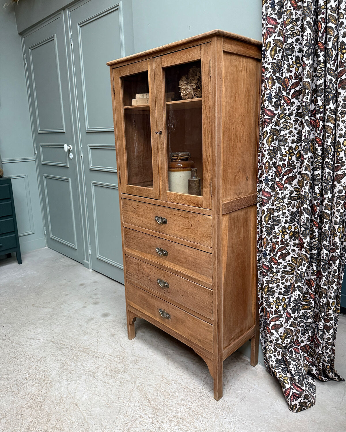 Parisian display cabinet in oak (renovated)