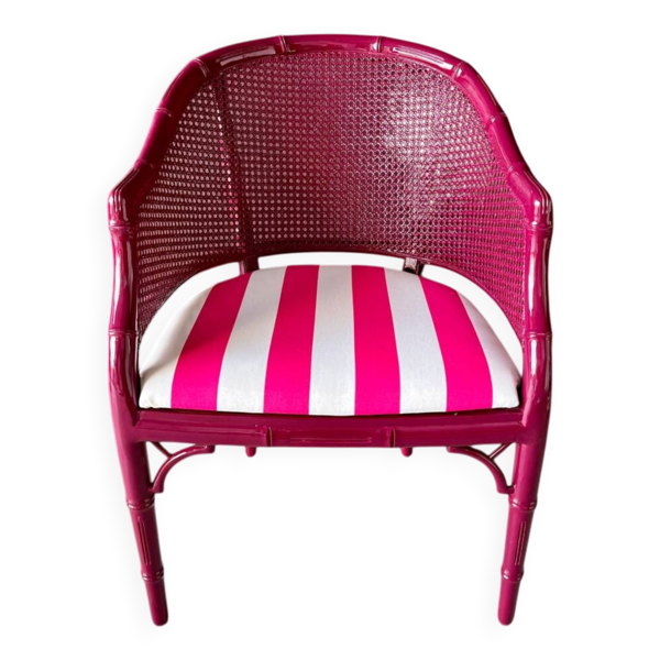 Fauteuil Giorgetti en faux bambou avec tissu en coton rayé rose vif.