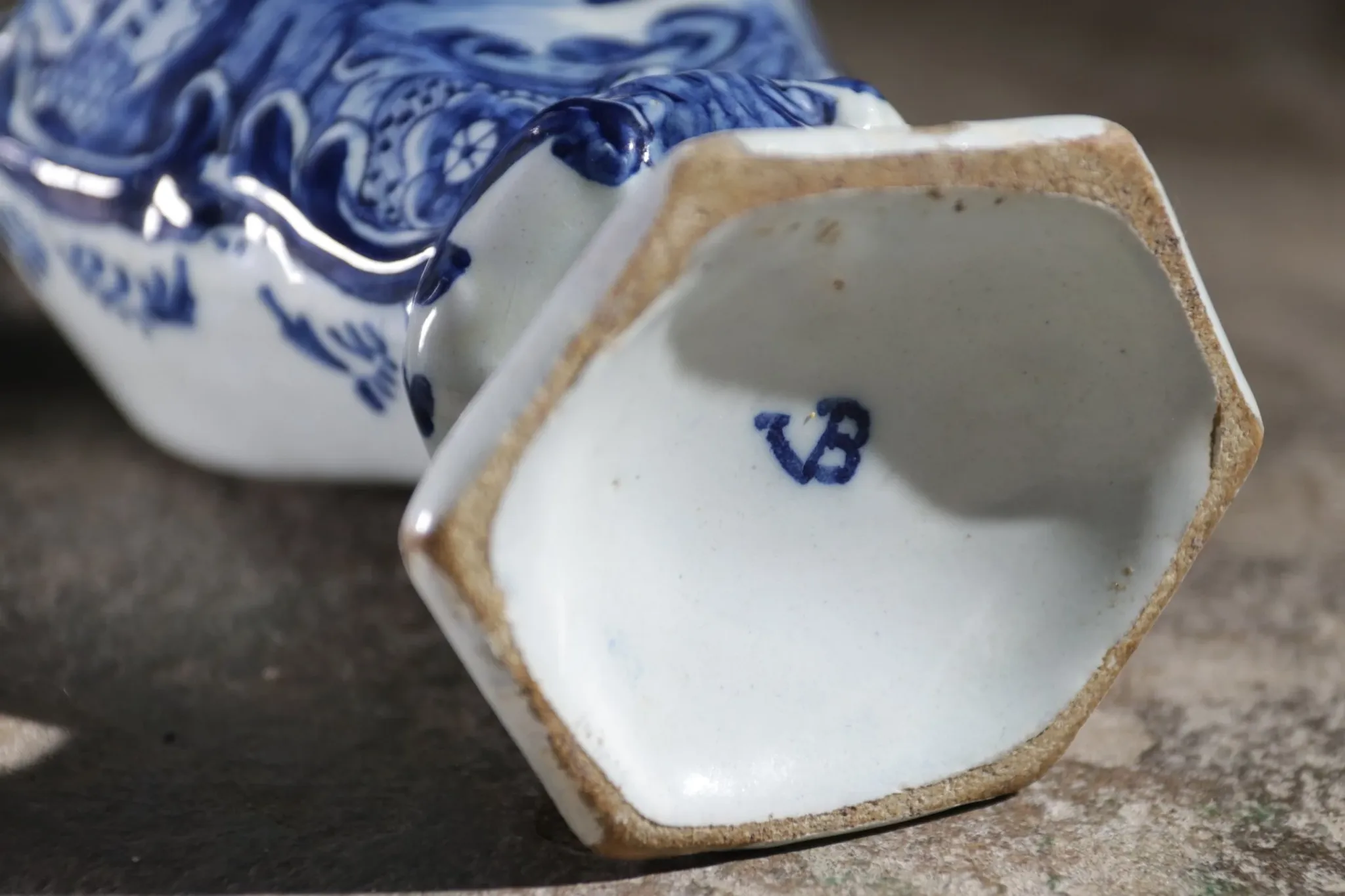 Pair of 18th-century Delft lidded vases – Pieter van den Briel, 't Fortuyn