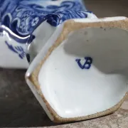 Pair of 18th-century Delft lidded vases – Pieter van den Briel, 't Fortuyn