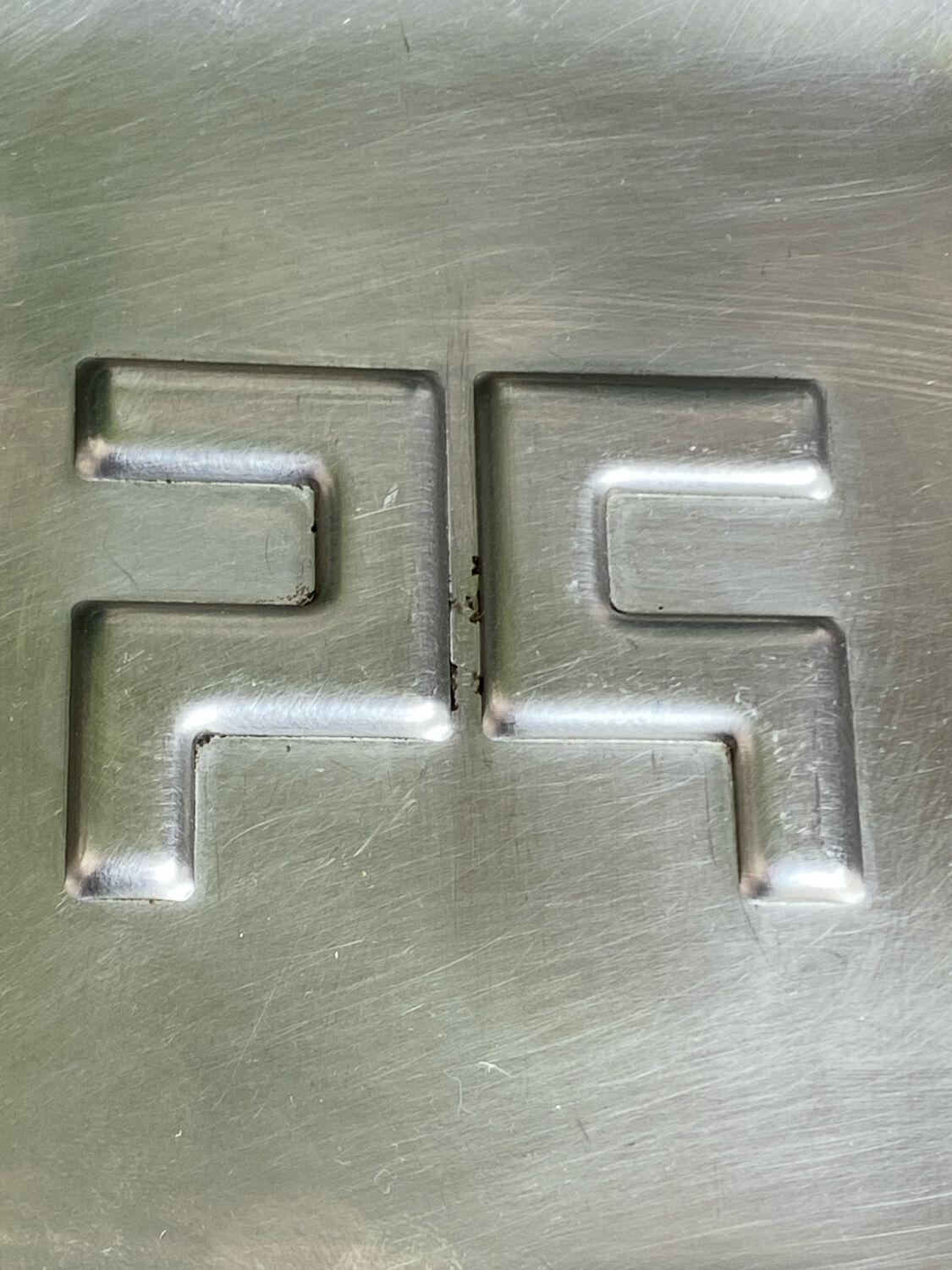 Vide-poche monogrammé en acier, années 70